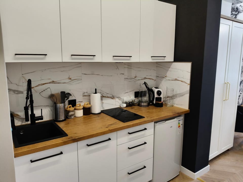 Coffee/tea facilities, Kitchen or kitchenette, furniture, kitchen, kitchen