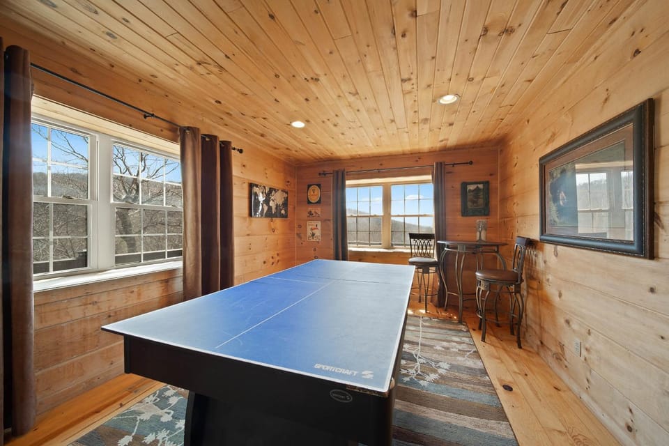 Western Wonder House in Beech Mountain