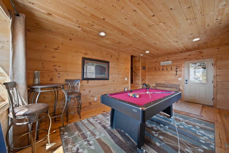 Western Wonder House in Beech Mountain