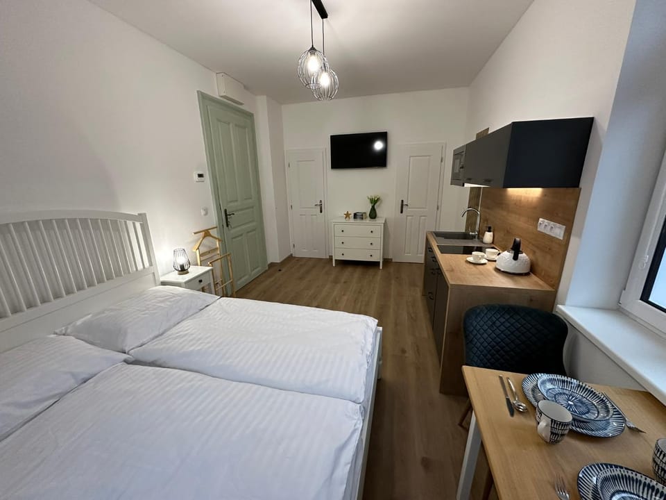 Bed, TV and multimedia, Kitchen or kitchenette, Bedroom