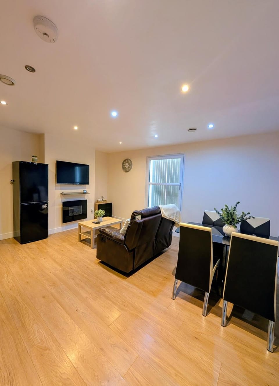 TV and multimedia, Living room, Seating area, Dining area, Evening entertainment