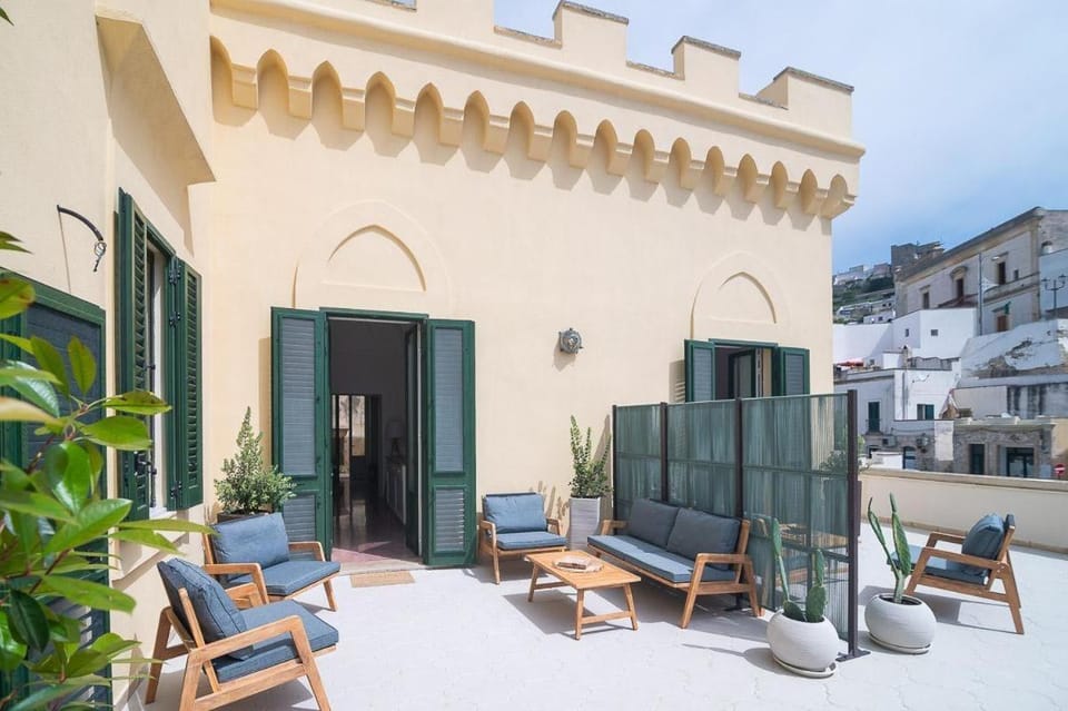 Property building, Patio, Day
