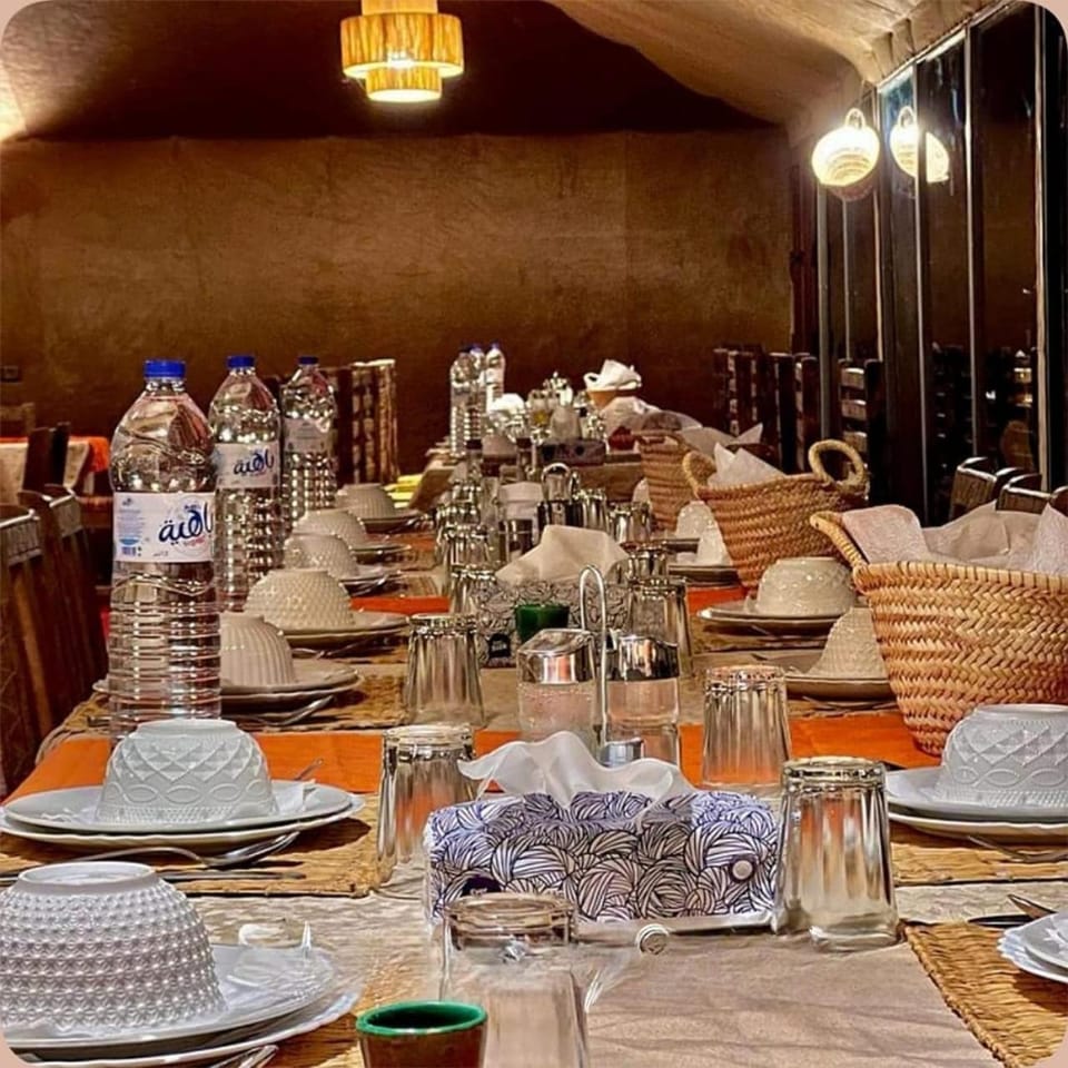 Property building, Restaurant/places to eat, Food and drinks, Banquet/Function facilities, Food, Breakfast, Drinks