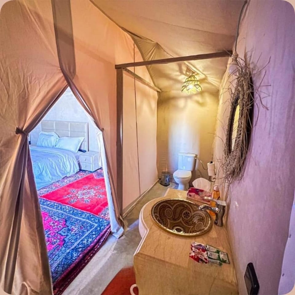 Property building, Bed, Bathroom, Living room, Photo of the whole room, Seating area, Dining area, Bedroom, towels, wardrobe