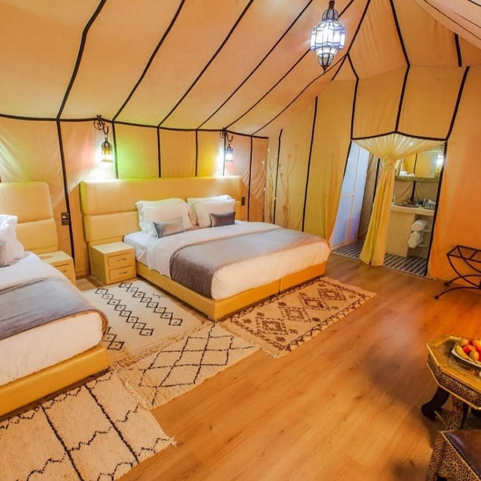 Property building, Bed, Living room, Photo of the whole room, Seating area, Bedroom