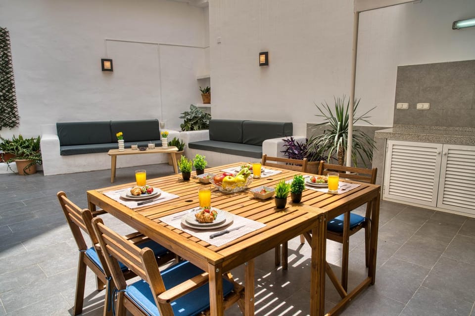 Living room, Seating area, Dining area, Food, Drinks