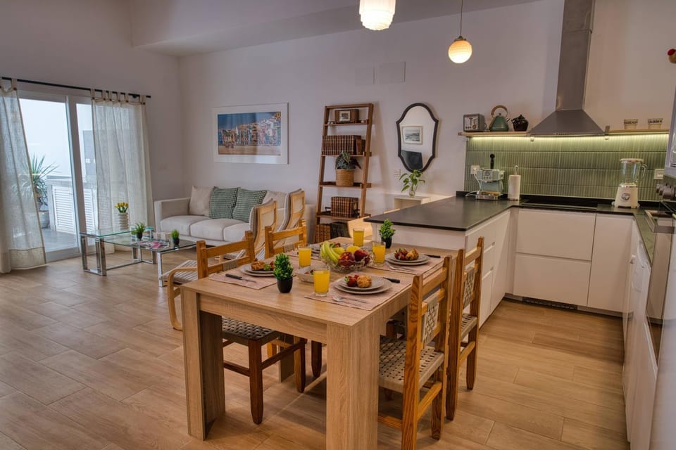 Food and drinks, Seating area, Dining area