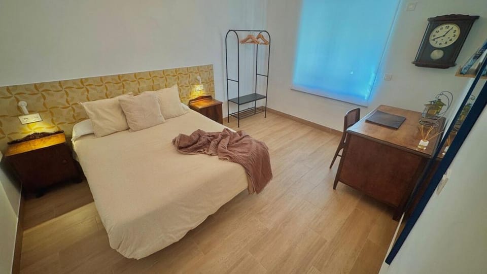 Bed, Photo of the whole room, Seating area, Bedroom