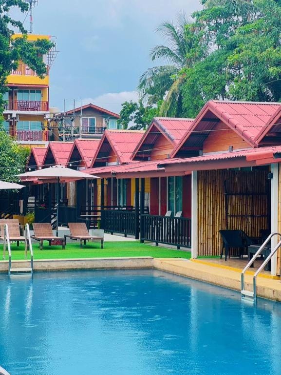 Property building, Day, Pool view, Swimming pool, sunbed