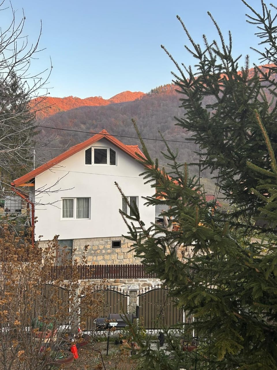 Property building, Natural landscape, Autumn, Mountain view