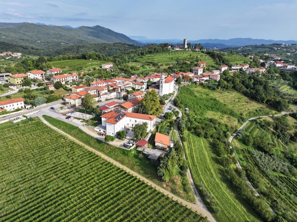 Property building, Nearby landmark, Neighbourhood, Natural landscape, Bird's eye view, Location
