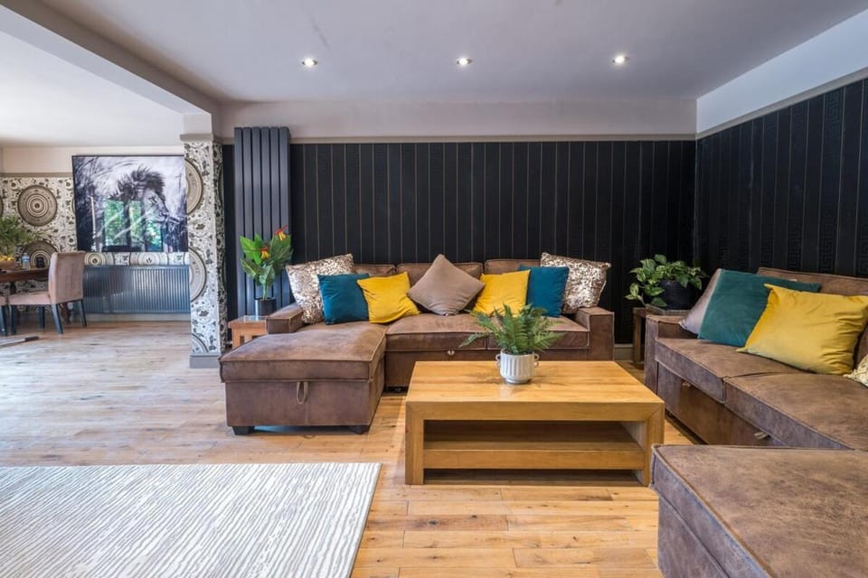 Huge 8 Bed Manor House with Hot Tub, Cinema Room, Games Room Villa in Rother District