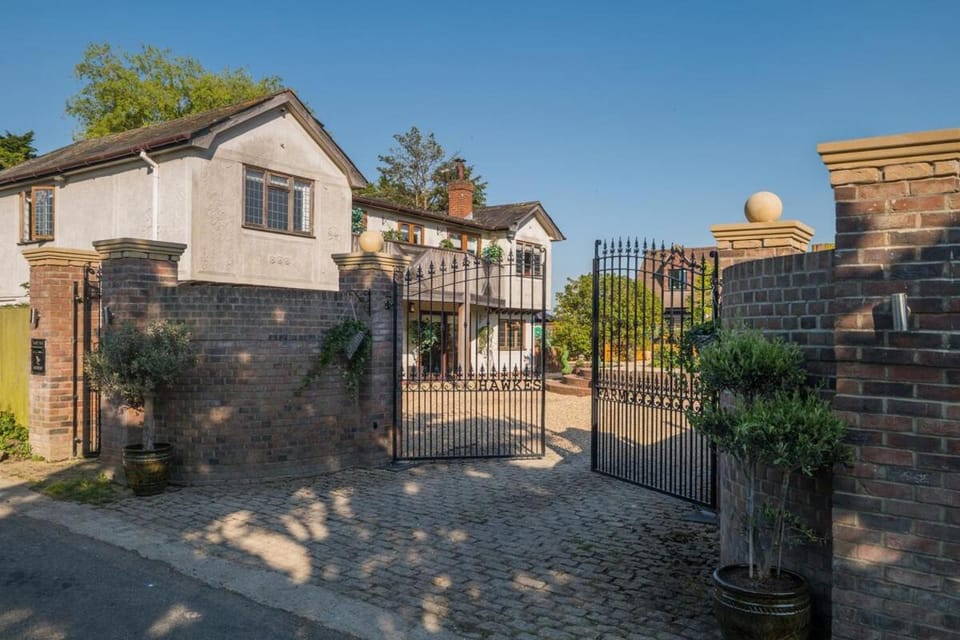 Huge 8 Bed Manor House with Hot Tub, Cinema Room, Games Room Villa in Rother District