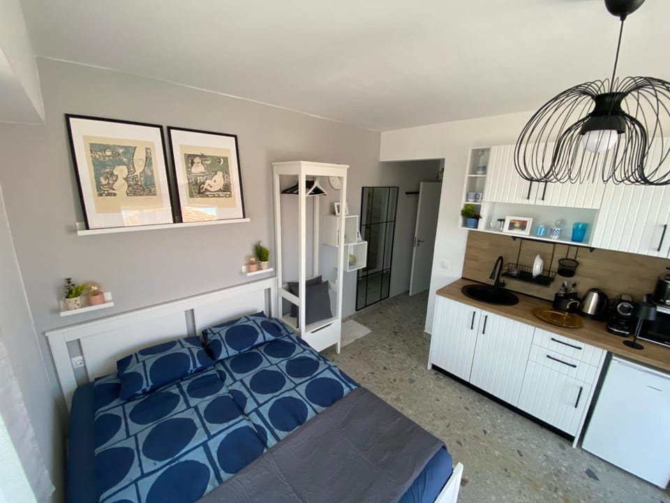Bed, Kitchen or kitchenette, Photo of the whole room, Bedroom
