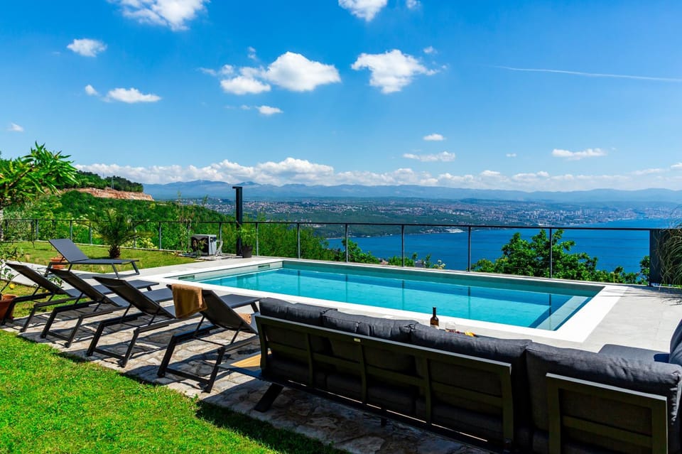 Day, Swimming pool, sunbed
