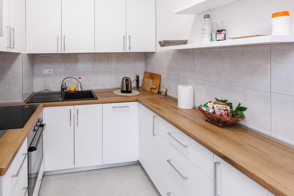 Coffee/tea facilities, dishwasher, oven, stove
