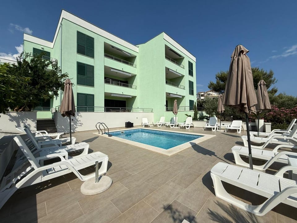 Property building, Day, Swimming pool