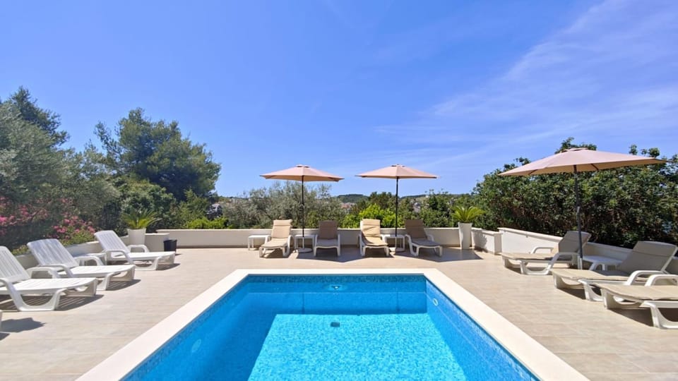 Swimming pool, sunbed