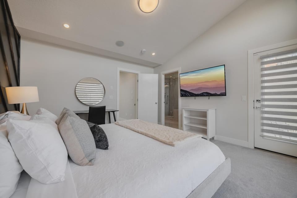 Bed, TV and multimedia, Bedroom