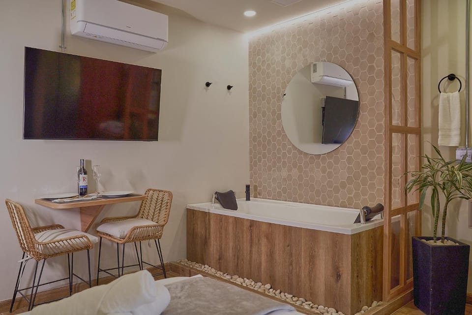 Hot Tub, Dining area, Bath