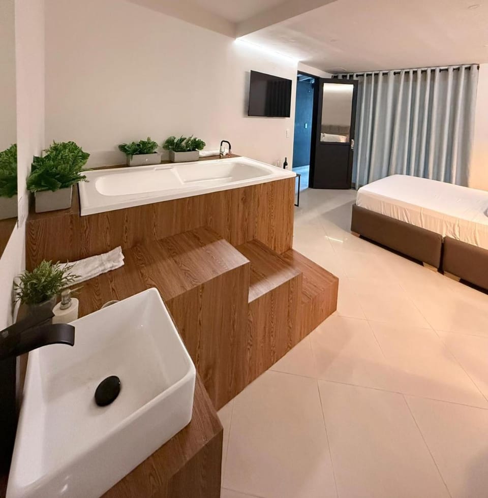 Bed, TV and multimedia, Photo of the whole room, Bedroom, Bath