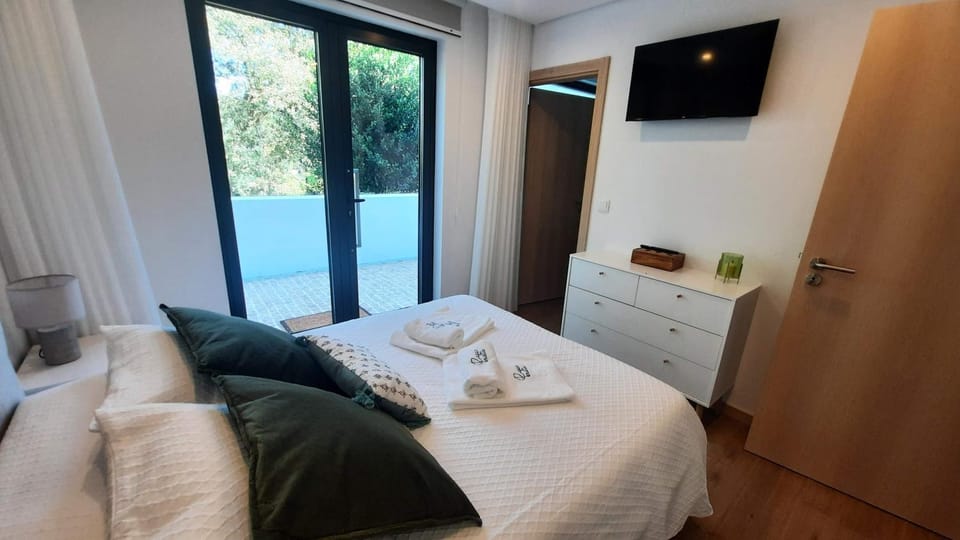 Bed, TV and multimedia, Photo of the whole room, Bedroom, towels