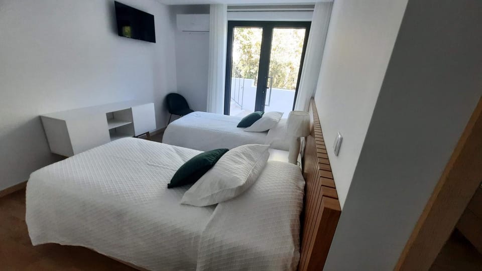 Bed, TV and multimedia, Bedroom