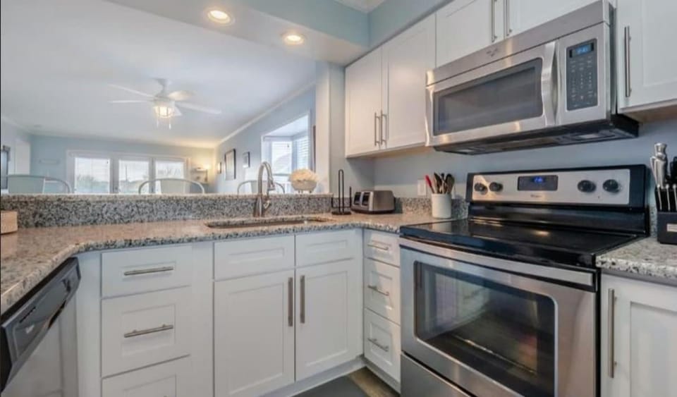 Sea The World- Private Access to Beach House in Carolina Beach