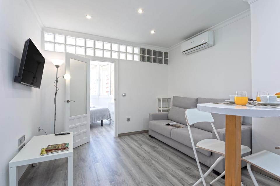 Bed, TV and multimedia, Living room, Bedroom, air conditioner