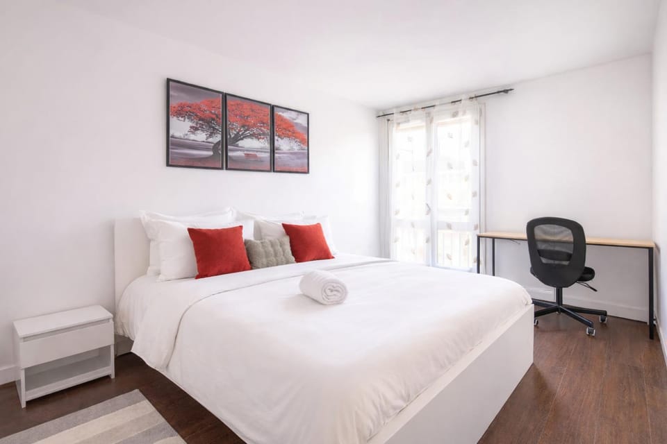 Photo of the whole room, Bedroom