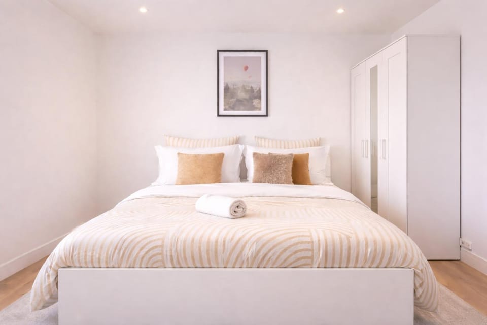 Photo of the whole room, Bedroom