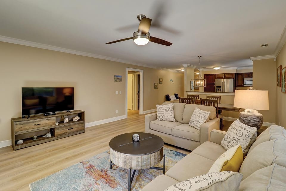 Luxury 3 BR First Floor Flat 2 Kings 2 Doubles 2T Bikes & Beach Gear included House in Hilton Head Island