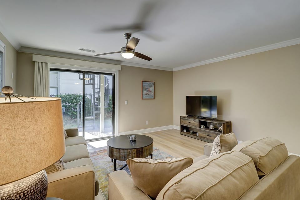 Luxury 3 BR First Floor Flat 2 Kings 2 Doubles 2T Bikes & Beach Gear included House in Hilton Head Island
