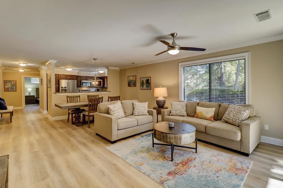 Luxury 3 BR First Floor Flat 2 Kings 2 Doubles 2T Bikes & Beach Gear included House in Hilton Head Island