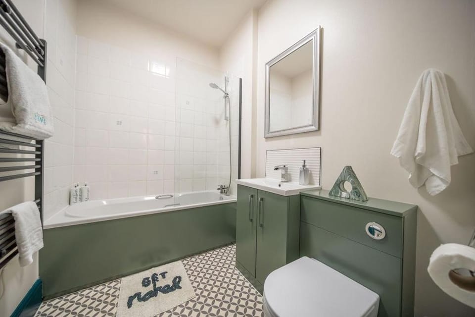 2 Bed Newly refurbished apartment, Free Parking, Pet Friendly Apartment in Gloucester