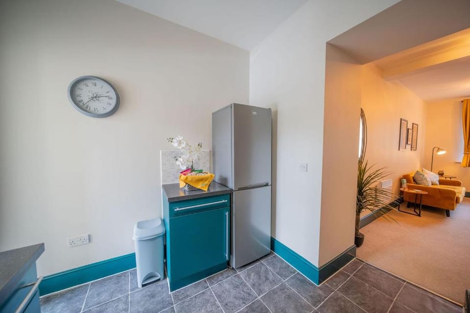 2 Bed Newly refurbished apartment, Free Parking, Pet Friendly Apartment in Gloucester