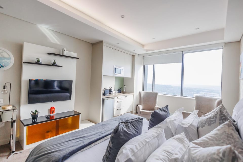 Bed, TV and multimedia, Kitchen or kitchenette, Seating area, Bedroom