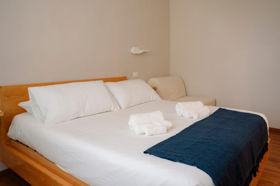 Bed, towels