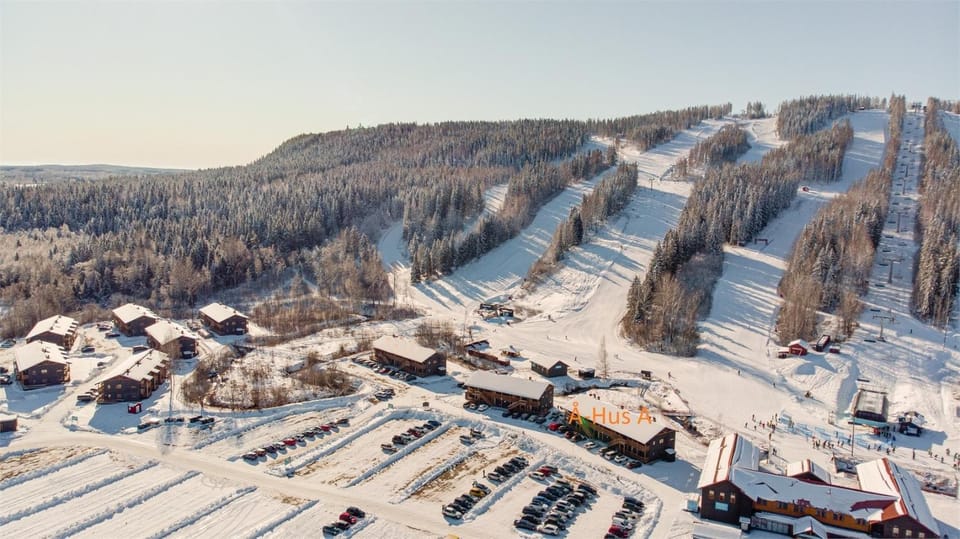 Neighbourhood, Natural landscape, Bird's eye view, Winter, Mountain view, Parking