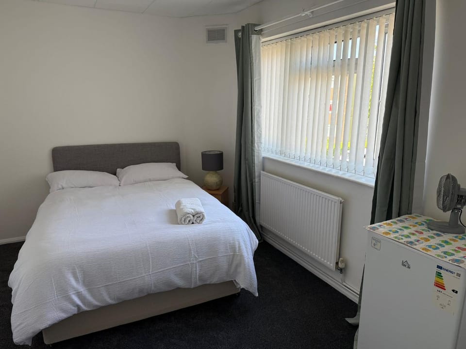 Bed, Photo of the whole room, Bedroom, towels