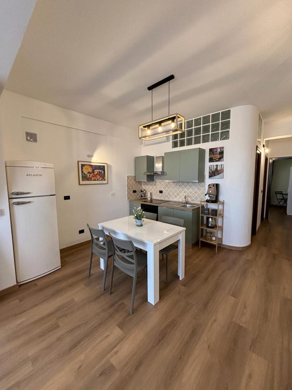 Kitchen or kitchenette, Dining area, oven, stove