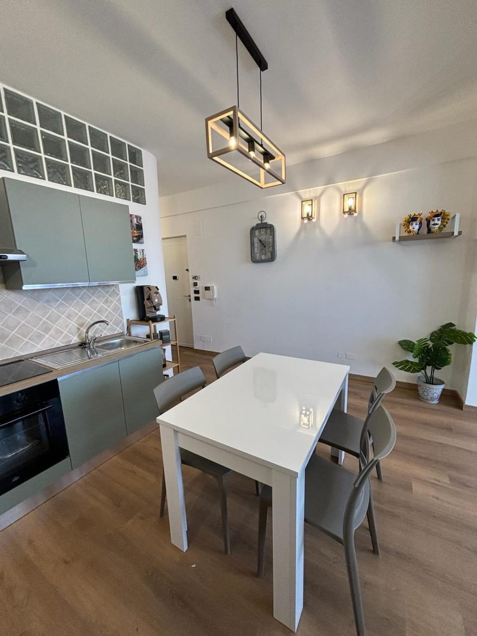 Kitchen or kitchenette, Dining area, stove