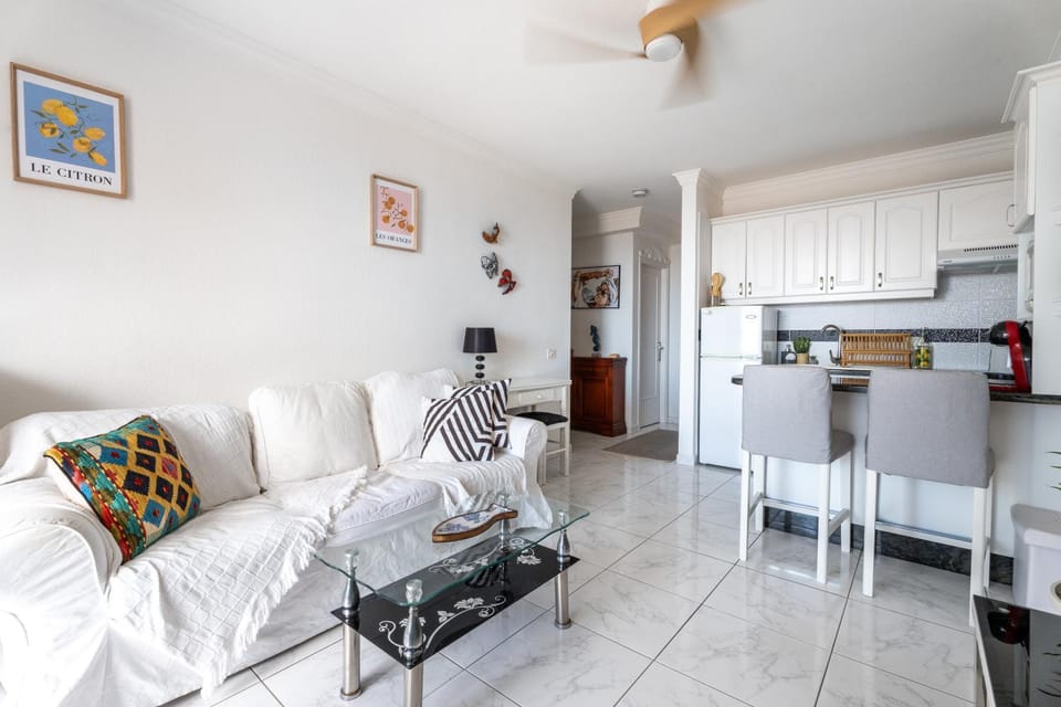 Kitchen or kitchenette, Living room, Seating area, Dining area, oven, stove