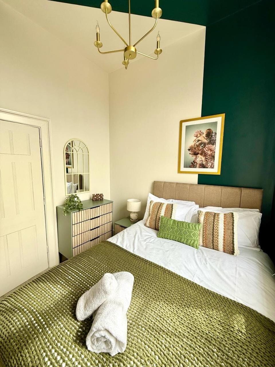 Newly refurbished, 2BD, 1Bath, Free Parking, Central Apartment in Gloucester