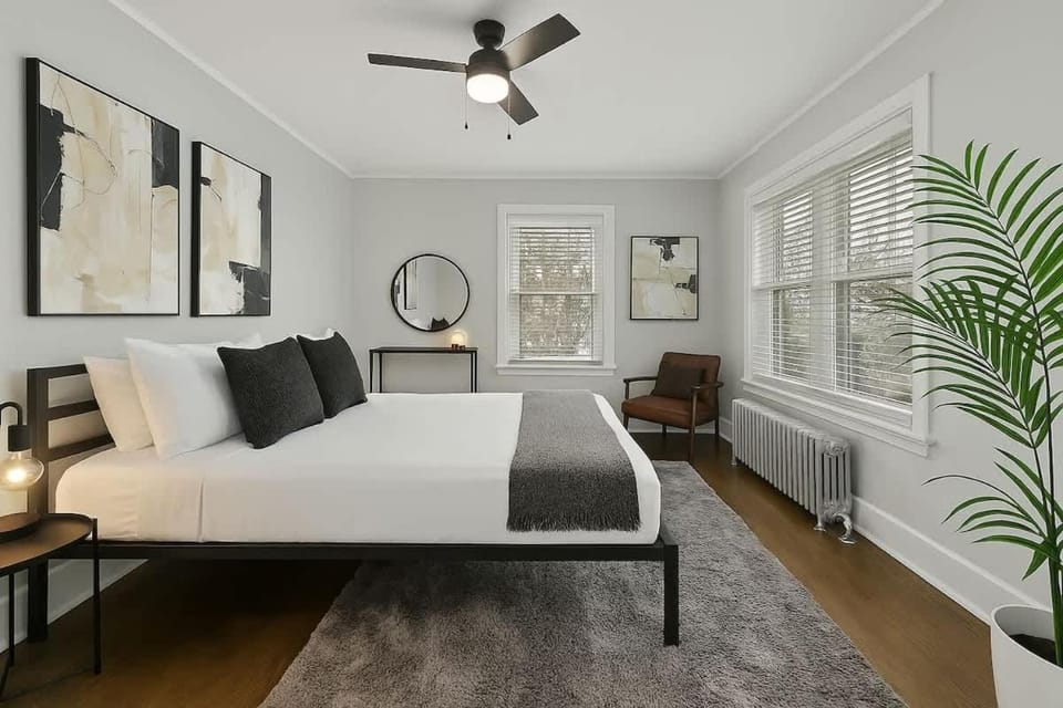 Spacious 2BR Close to it All - Chic Apt in Skokie - Elm 3A Apartment in Skokie