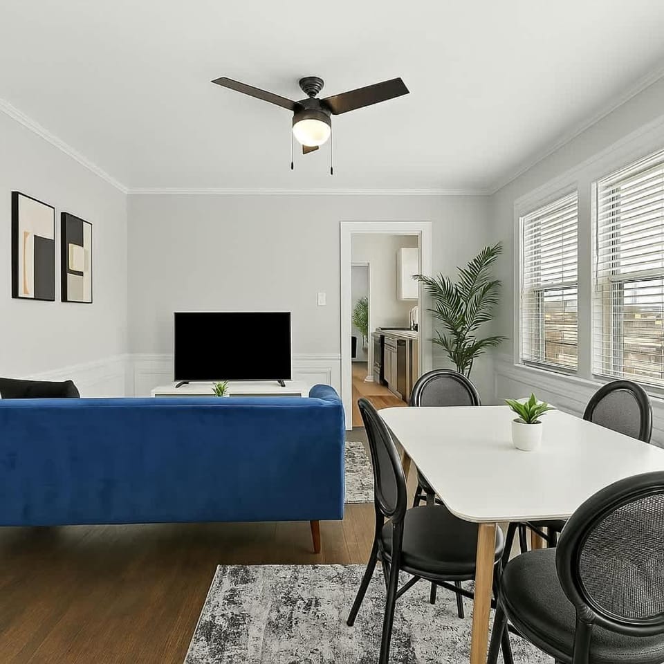 Spacious 2BR Close to it All - Chic Apt in Skokie - Elm 3A Apartment in Skokie