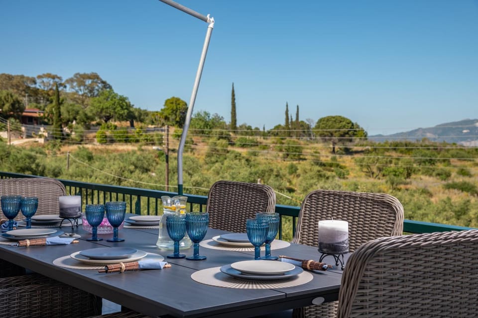View (from property/room), Balcony/Terrace, Dining area, Mountain view