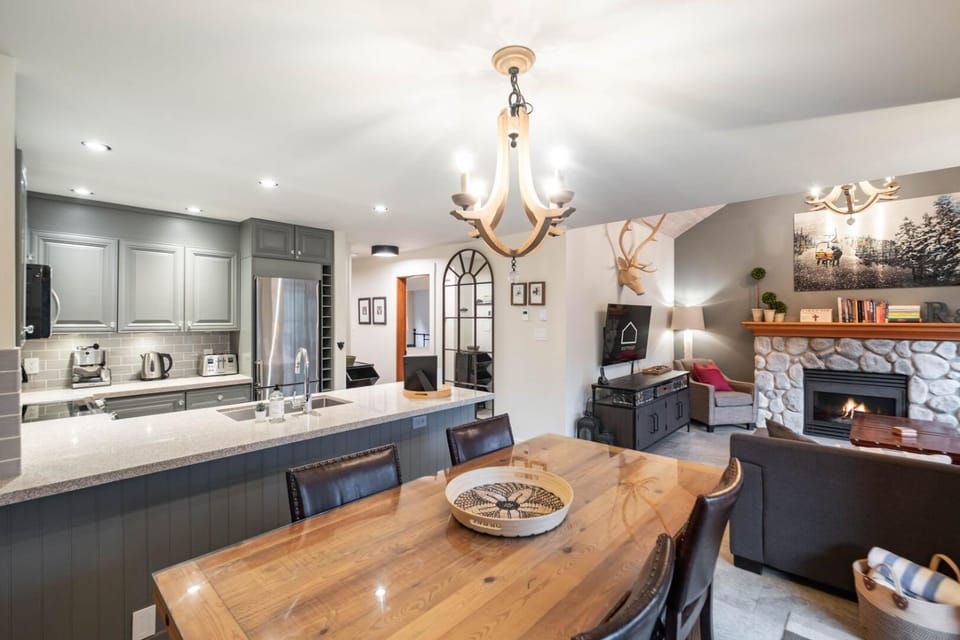 Kitchen or kitchenette, Living room, Dining area