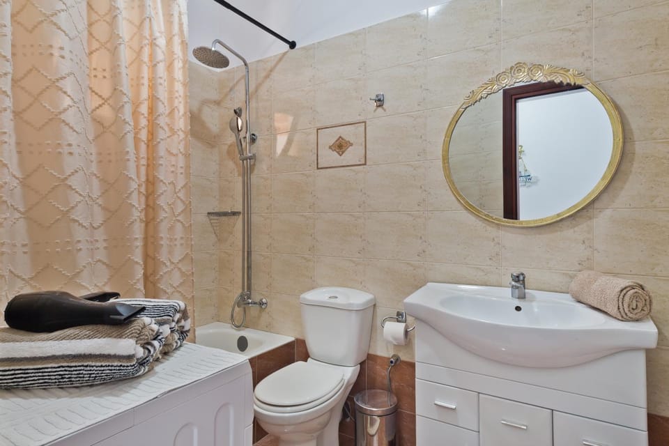 Shower, Toilet, Bathroom, Bath, towels