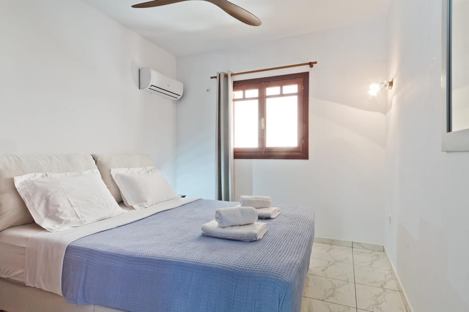 Bedroom, air conditioner